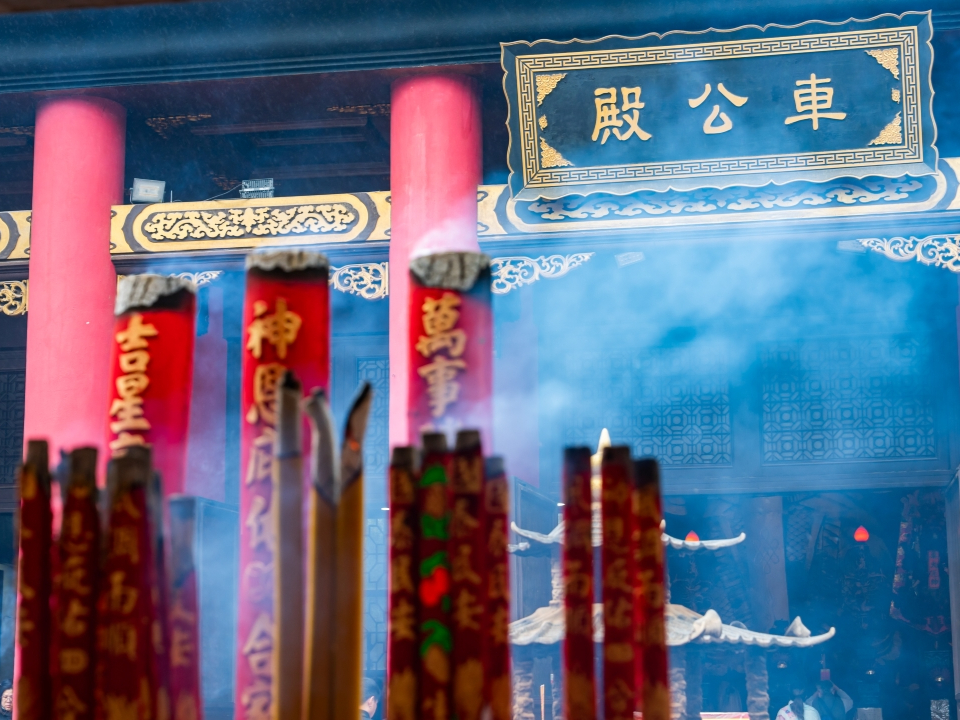 沙田车公庙外焚香。