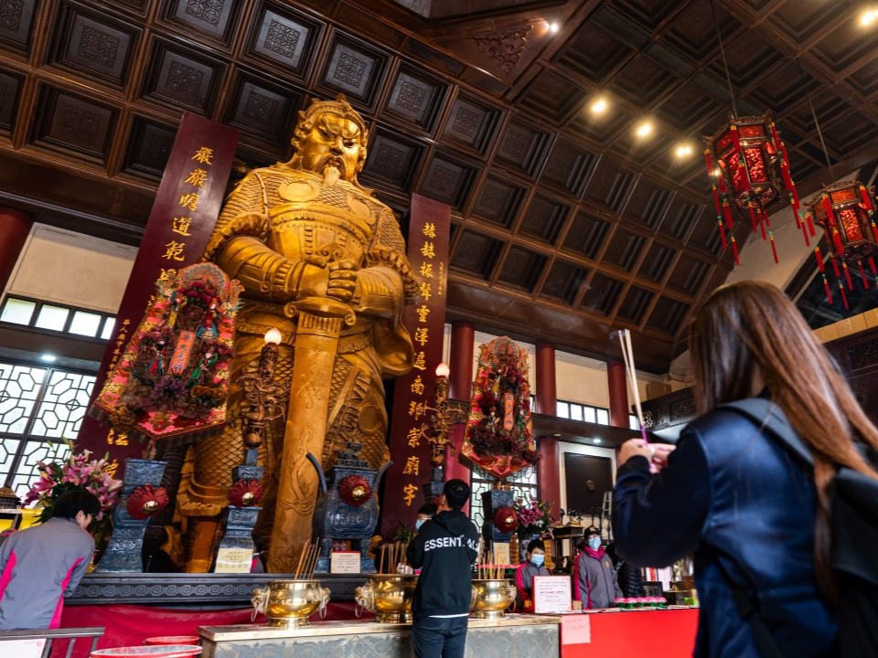 沙田车公庙内的大型金色车公像。