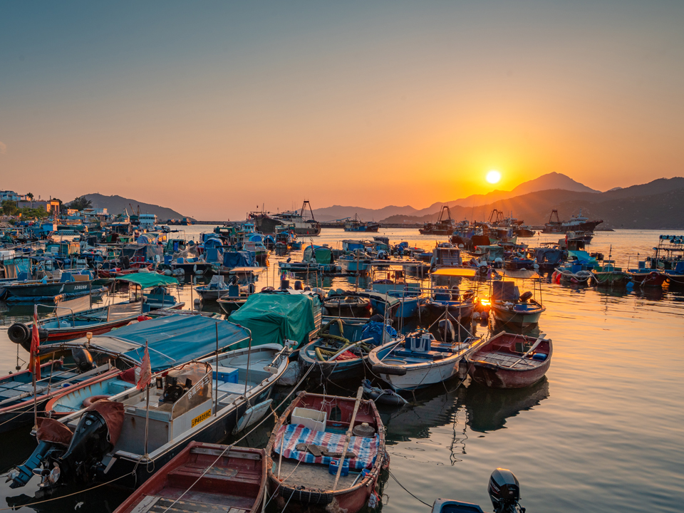 夕阳下摇曳船只的海景