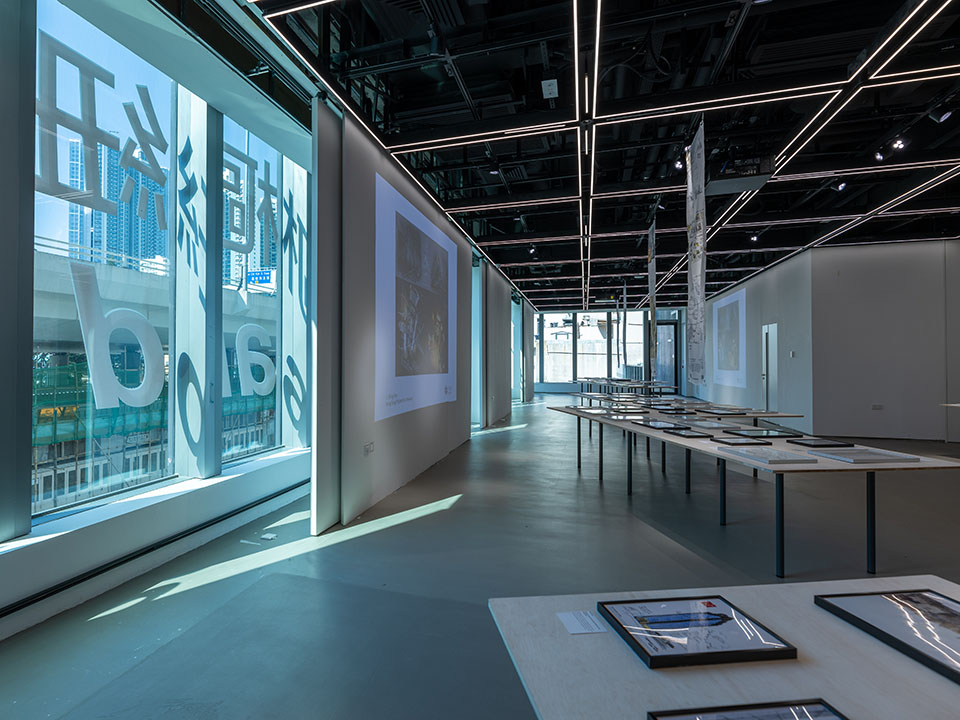 生机勃勃的展览空间，展示丰富多元的设计成就和创意意念。
