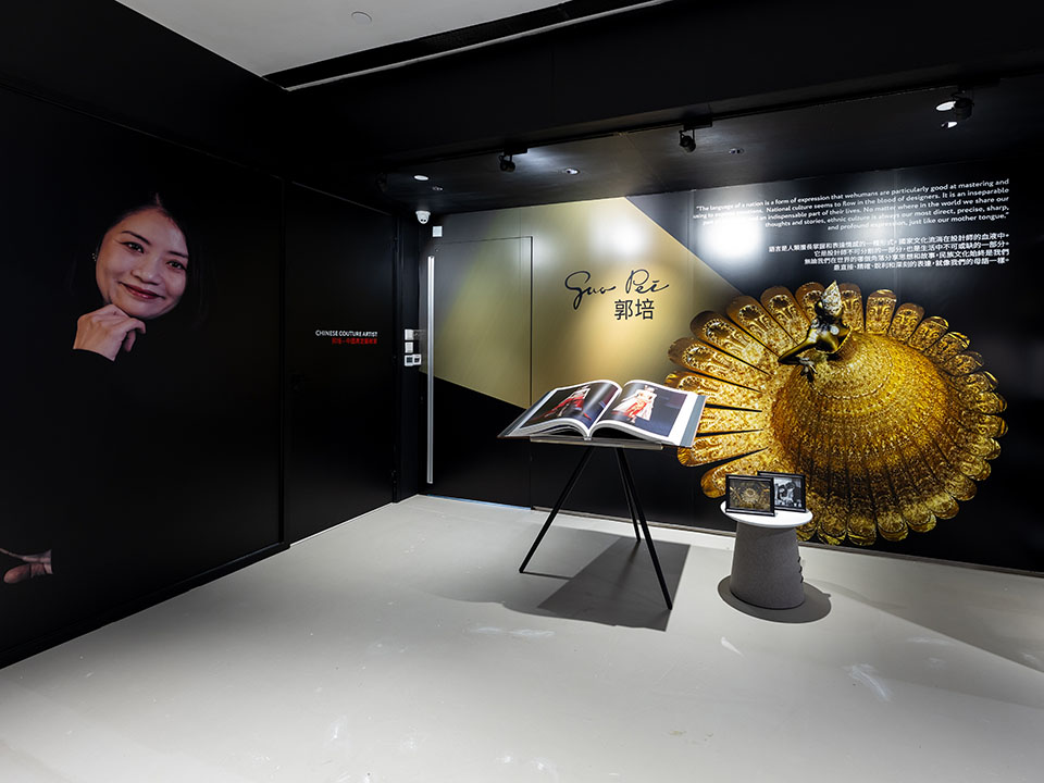 精心策划的时尚展示空间，展出标志性时装作品和设计系列，邀请访客探索时装设计世界。