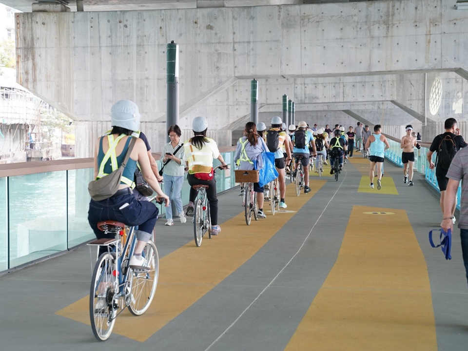 The spacious East Coast Boardwalk is a great spot for cyclists and joggers.