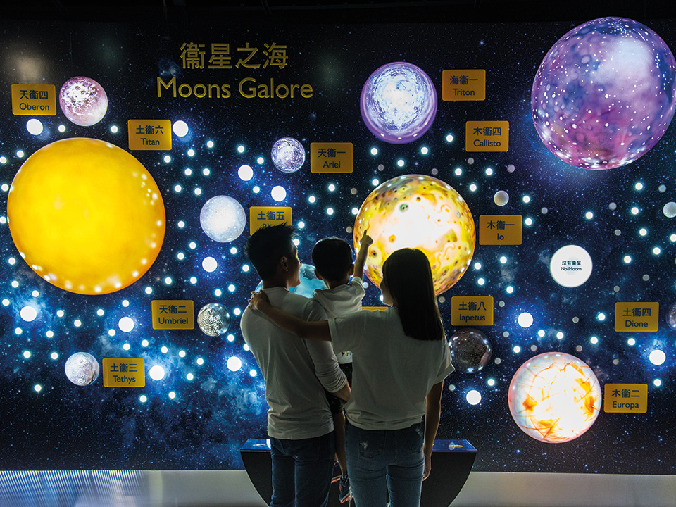 一家大小在香港太空馆学习有关月球的知识。