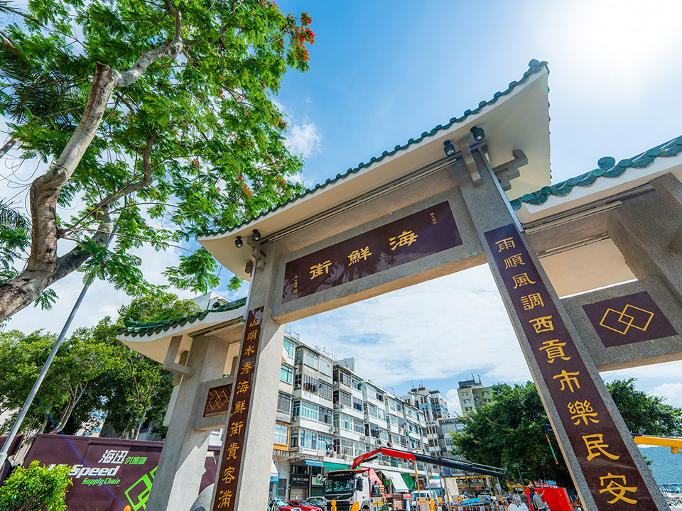 海傍街露天座位与周末热闹景致