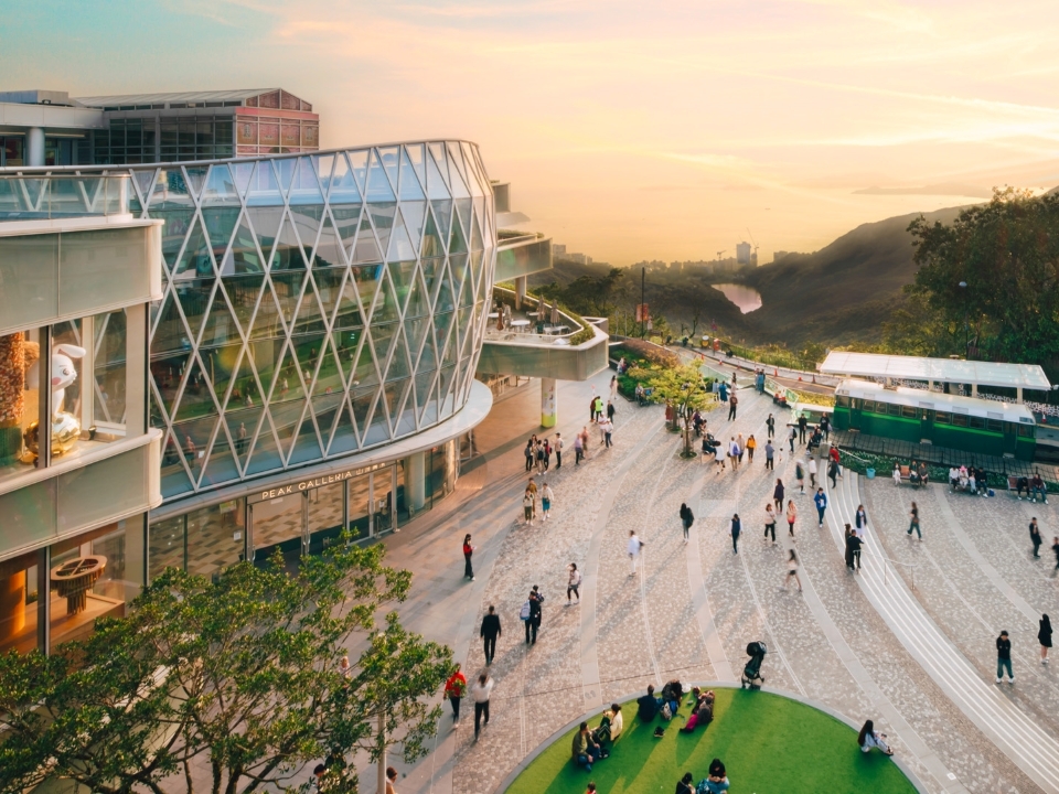 山顶广场的外观，四周环绕着绿意。