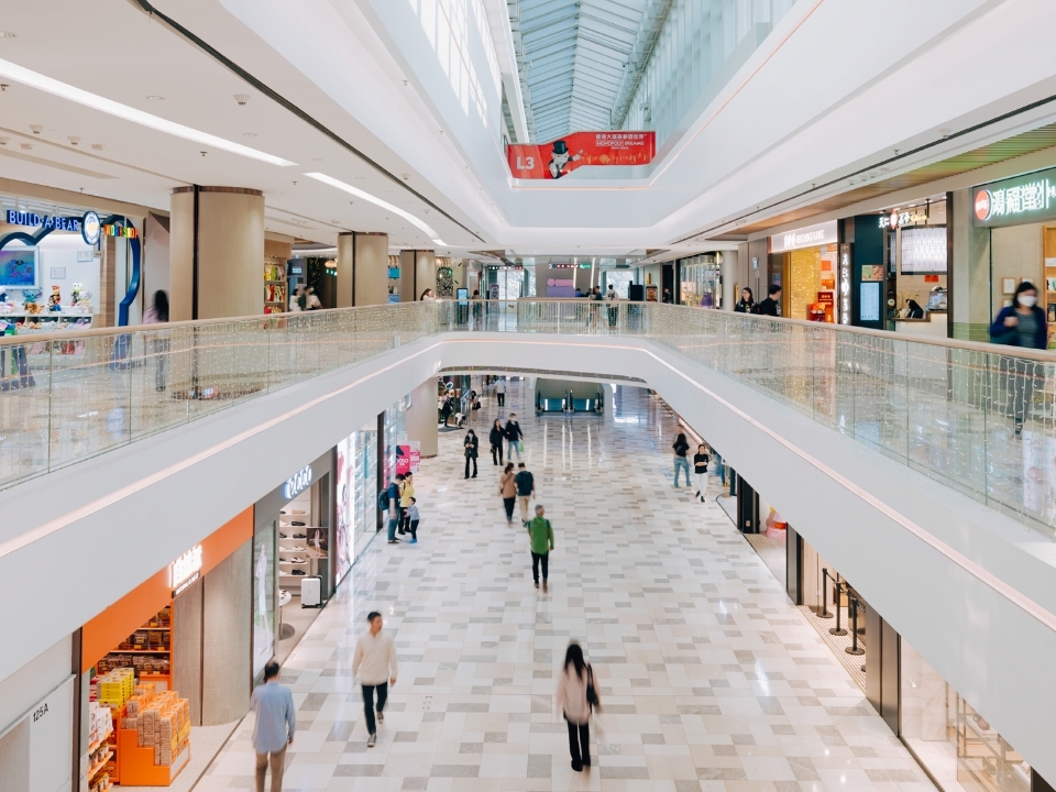 山顶广场宽敞的内部，展示现代建筑风格。