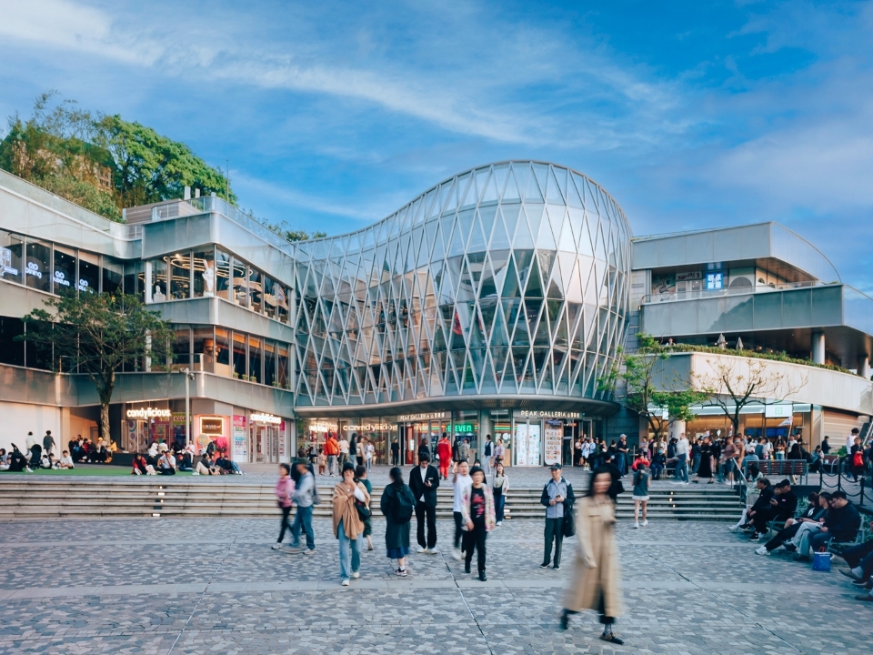 山顶广场的特色外观，具有当代设计。