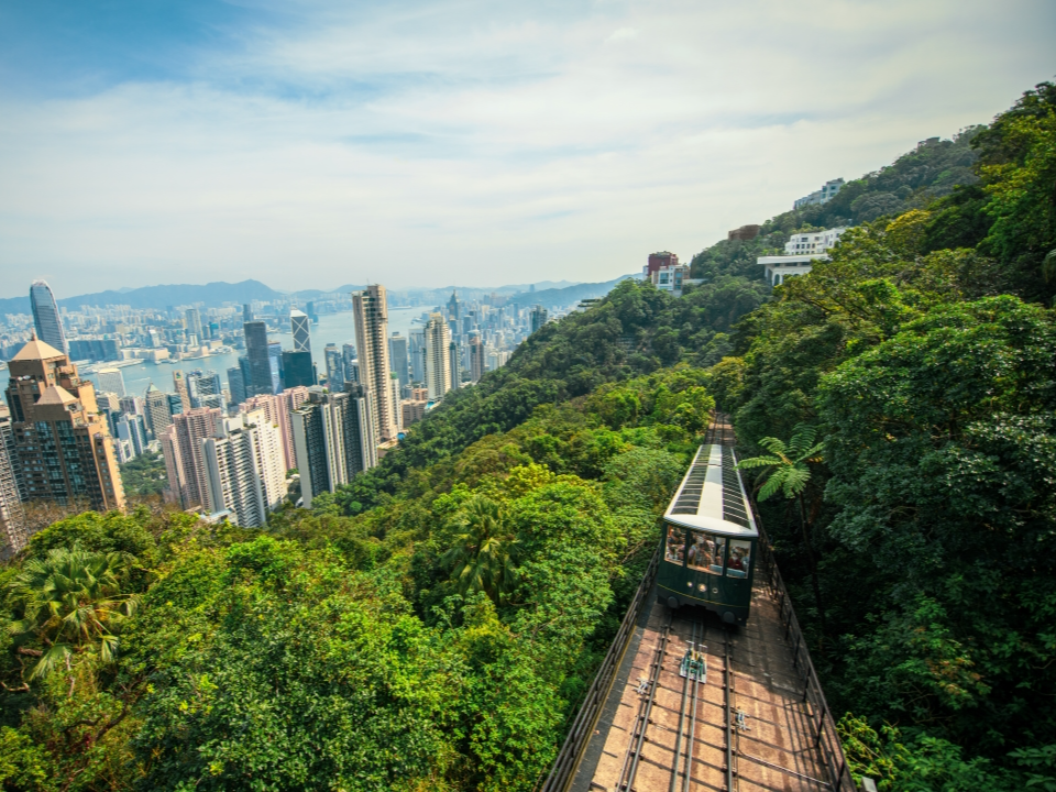 山顶缆车从中环开往山顶。