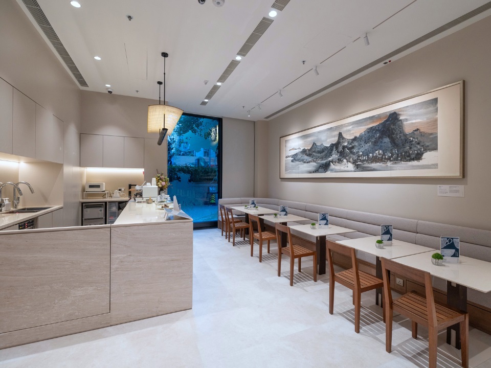 一新美术馆咖啡室位于馆址地下，不但供应优质咖啡、茶饮和糕点，更让你享受悠闲雅致的时光。