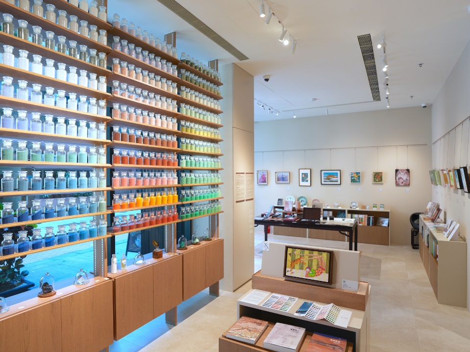 礼品店除了售卖展览图录及纪念品，亦展示易于负担及具收藏价值的艺术品，供公众人士选购。