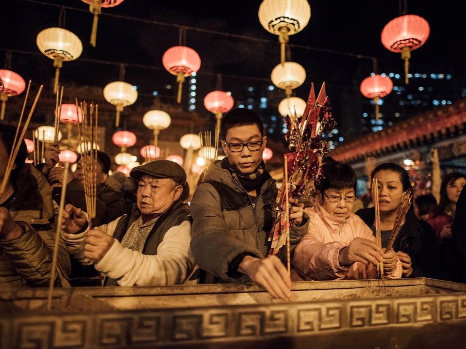 善信在黄大仙祠上香。