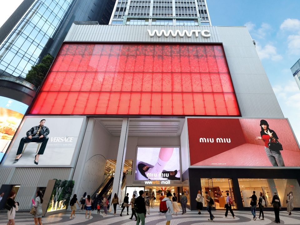 wwwtc mall的外部景观，展示充满活力的LED显示屏。