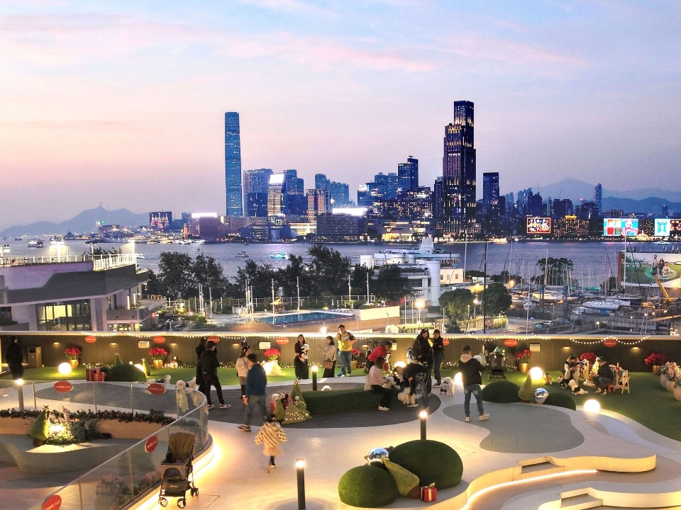 在wwwtc mall的L5维港空中花园，饱览日落时的城市天际线美景。