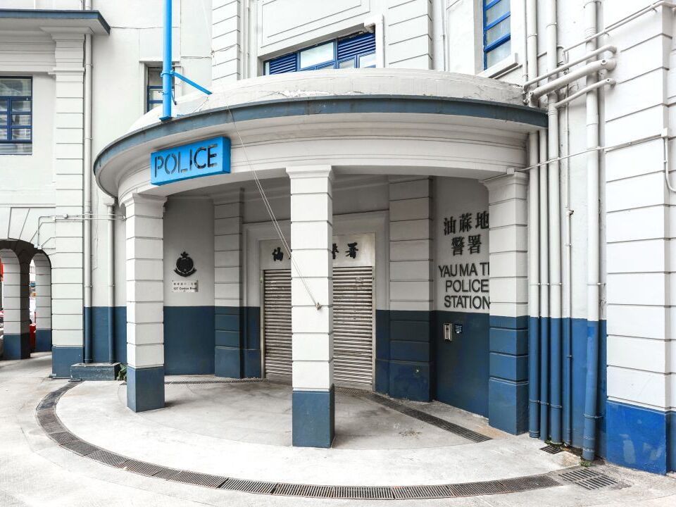 警署正門的弧形門廊