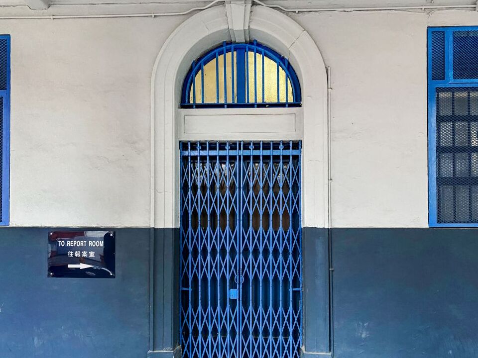 警署的一扇藍色鐵閘