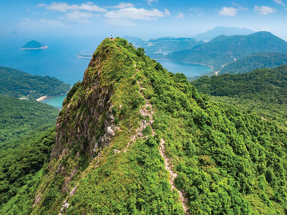 钓鱼翁山峰外形看似一个披着蓑笠的鱼翁