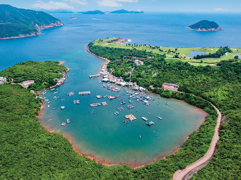 沿着半月形海湾蜿蜒而建的布袋澳渔村