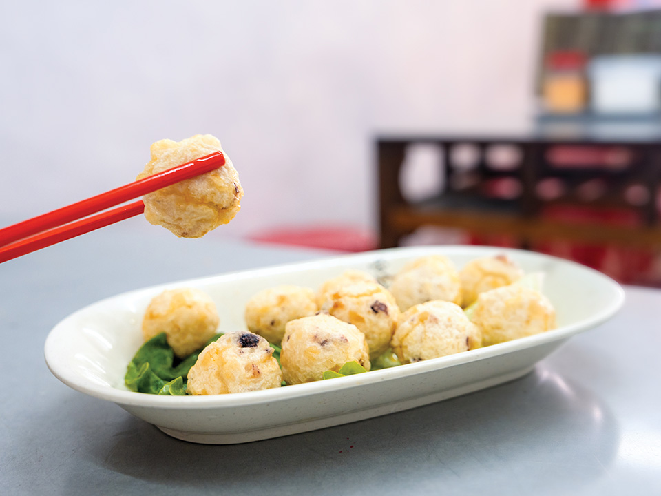 在塔门海傍街享用新鲜的海鲜菜肴