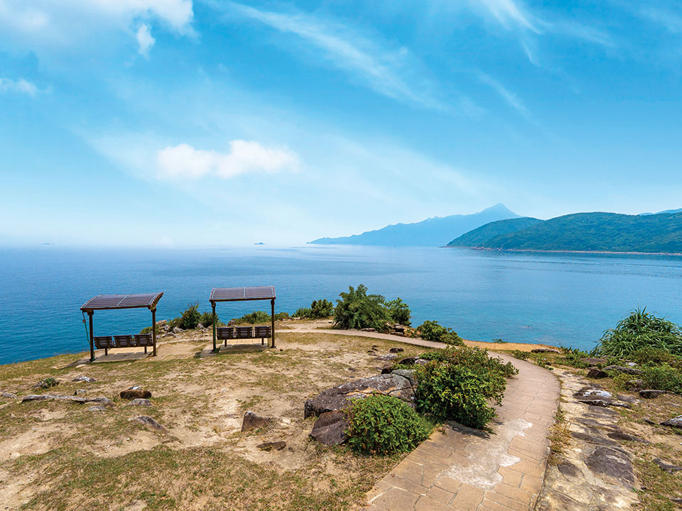 在凉亭享受清凉的海风