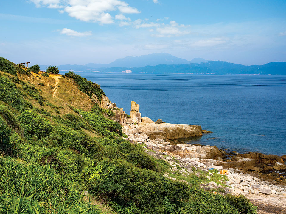 崎岖海岸线旁的叠石