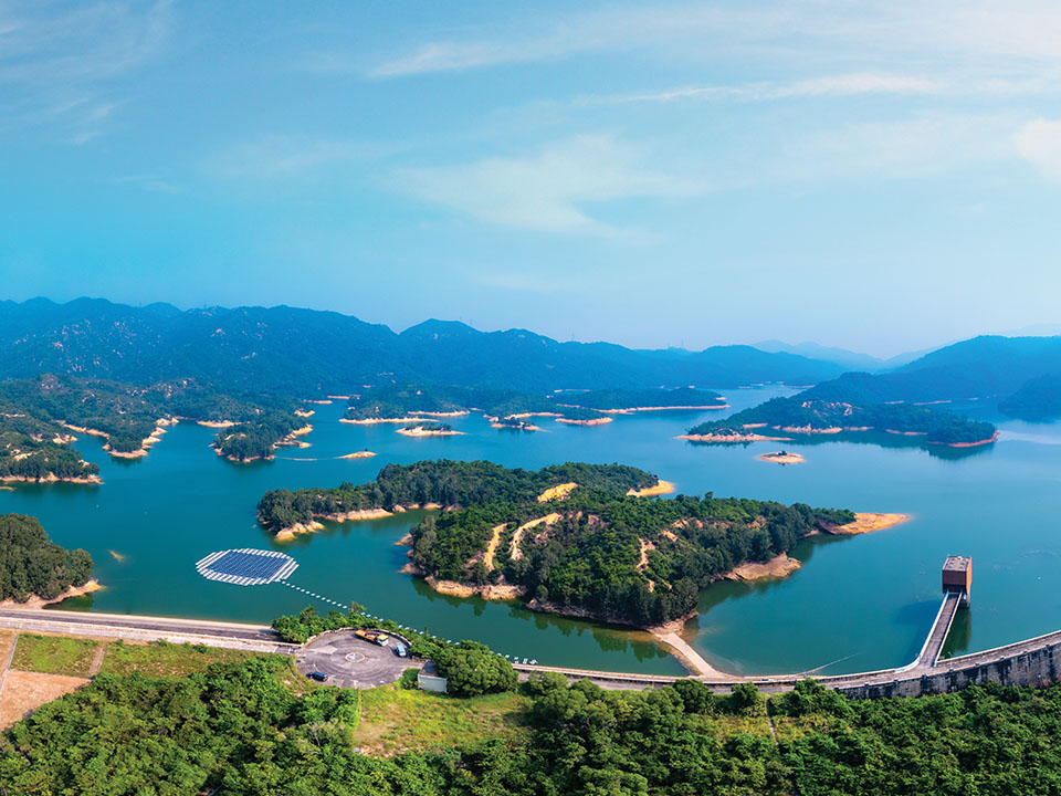 在千岛湖清景台欣赏大榄涌水塘的全貌