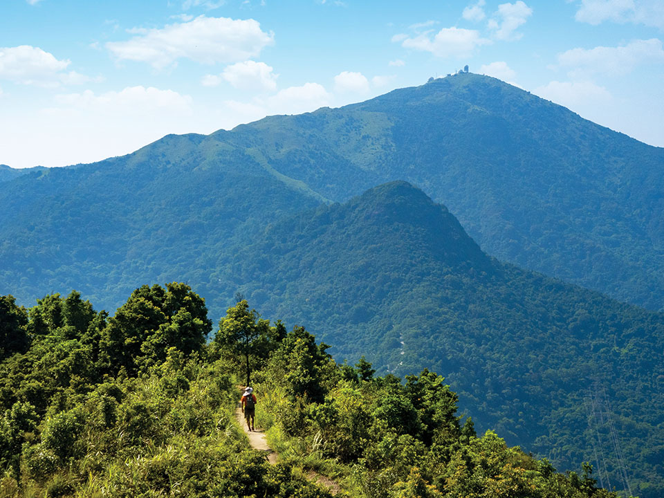 远眺耸立香港最高的山峰大帽山