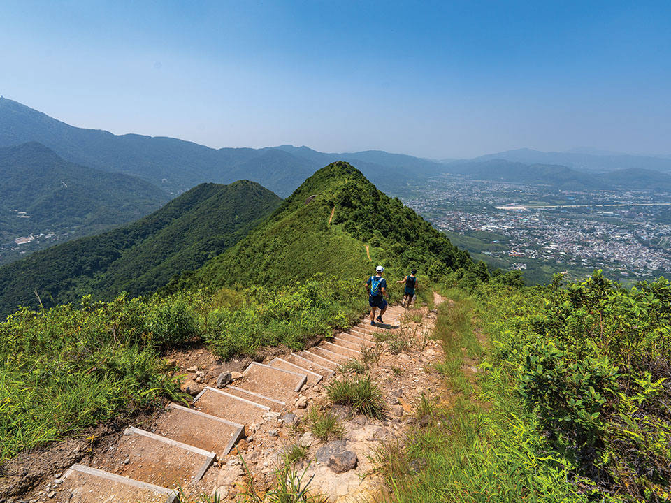 沿着陡峭的山坡走下石阶
