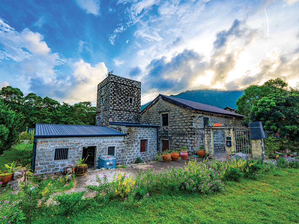 在日落下的鹿地塘更楼