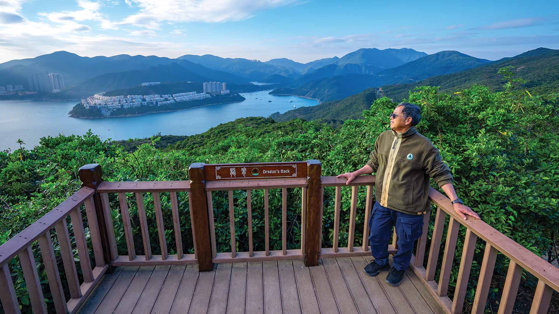 樊伟业先生在观景台上欣赏大潭郊野公园的美丽景致