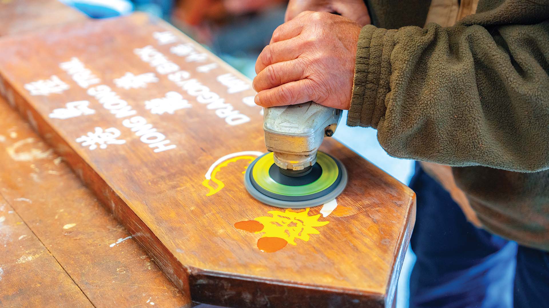 刻有「笑面龍」標記的龍脊指示牌經過上色和打磨後，將會沿路放置在郊野公園的遠足徑