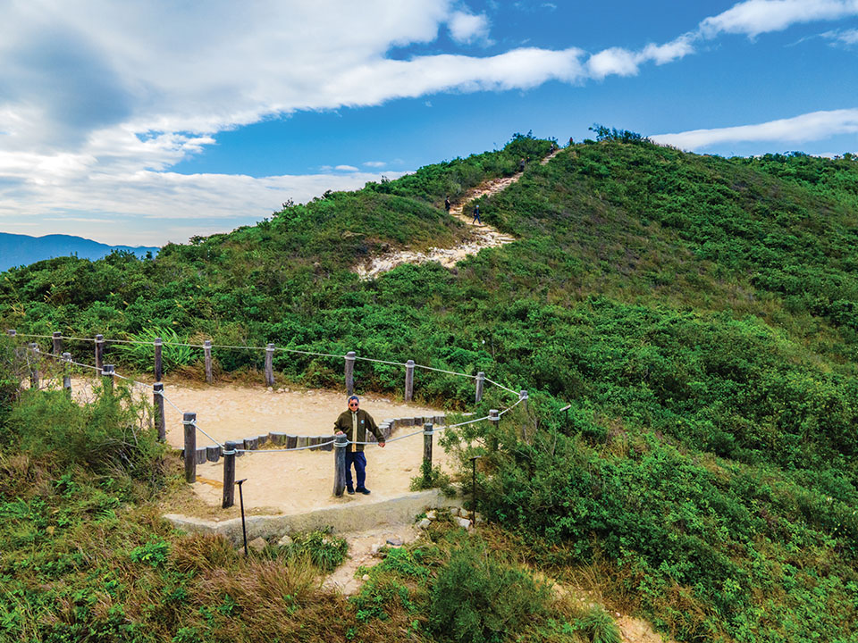 在蔚蓝天空映照下，樊伟业与大潭郊野公园的合照