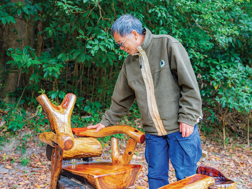 樊伟业与他的木制工艺品