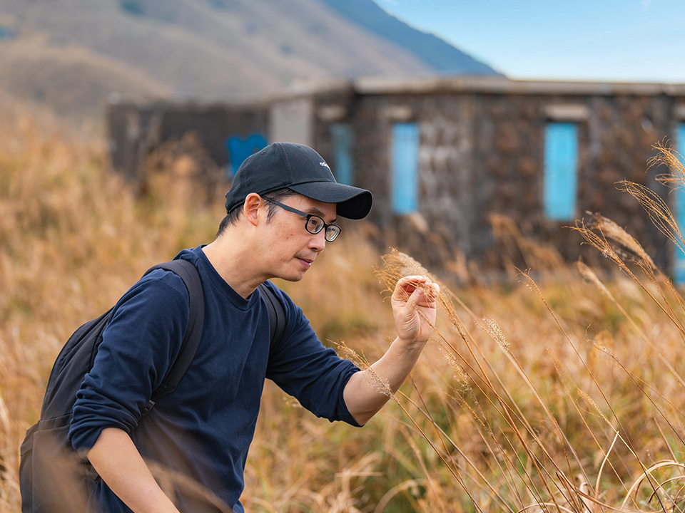 钟教授仔细观察身边的芒草
