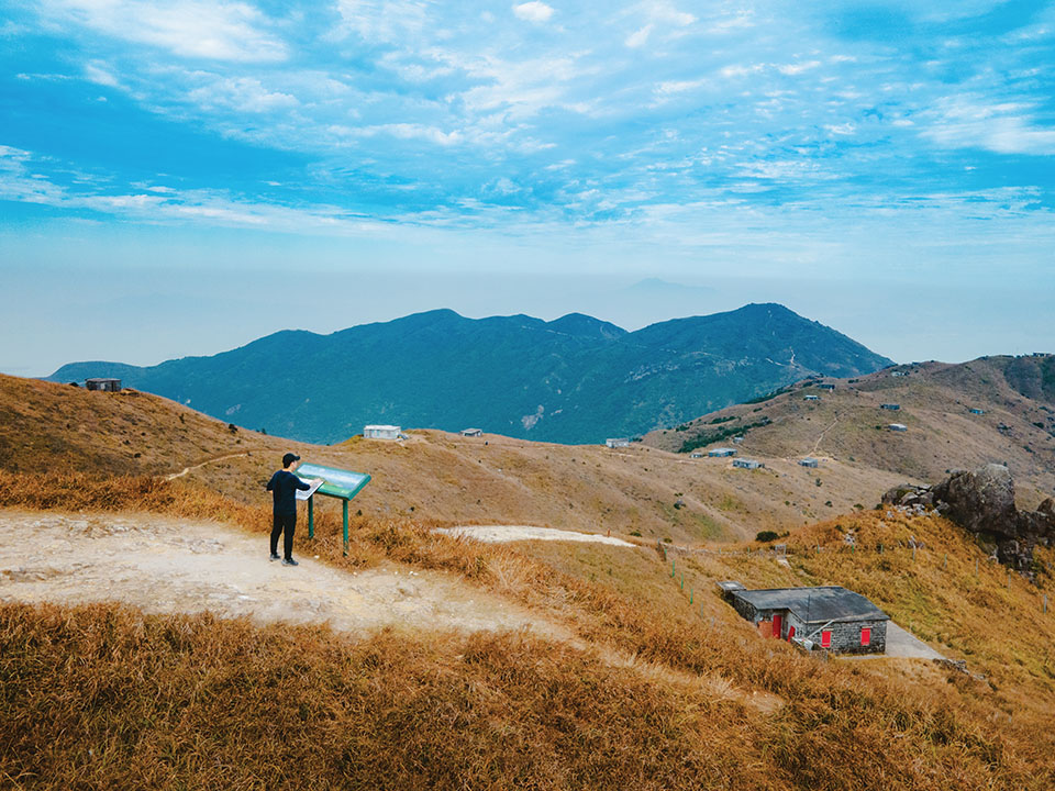 钟教授在观景台上将大东山的辽阔景观尽收眼帘