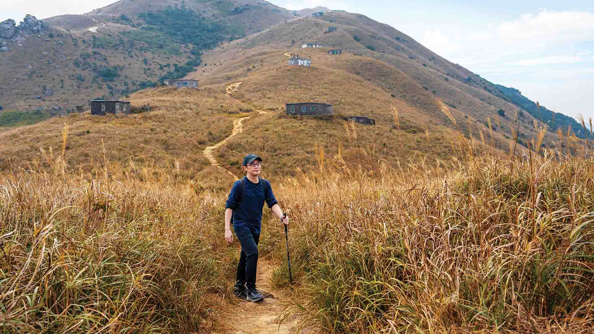 钟教授登上满布金黄色芒草的大东山