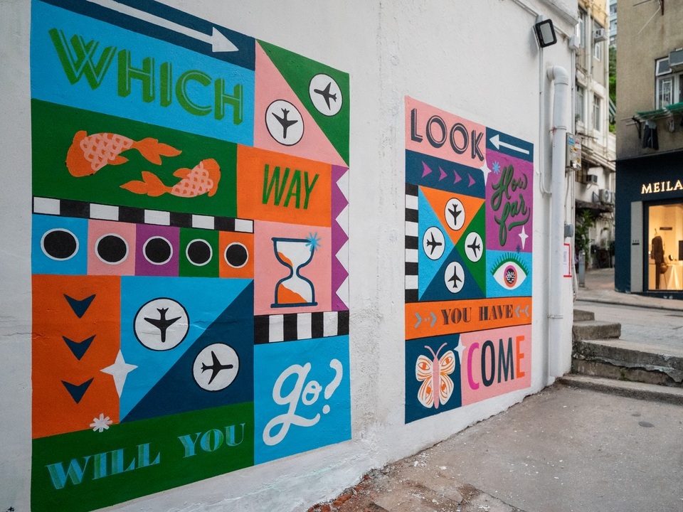 Erin Hung在白色墙壁上创作的彩色壁画。 