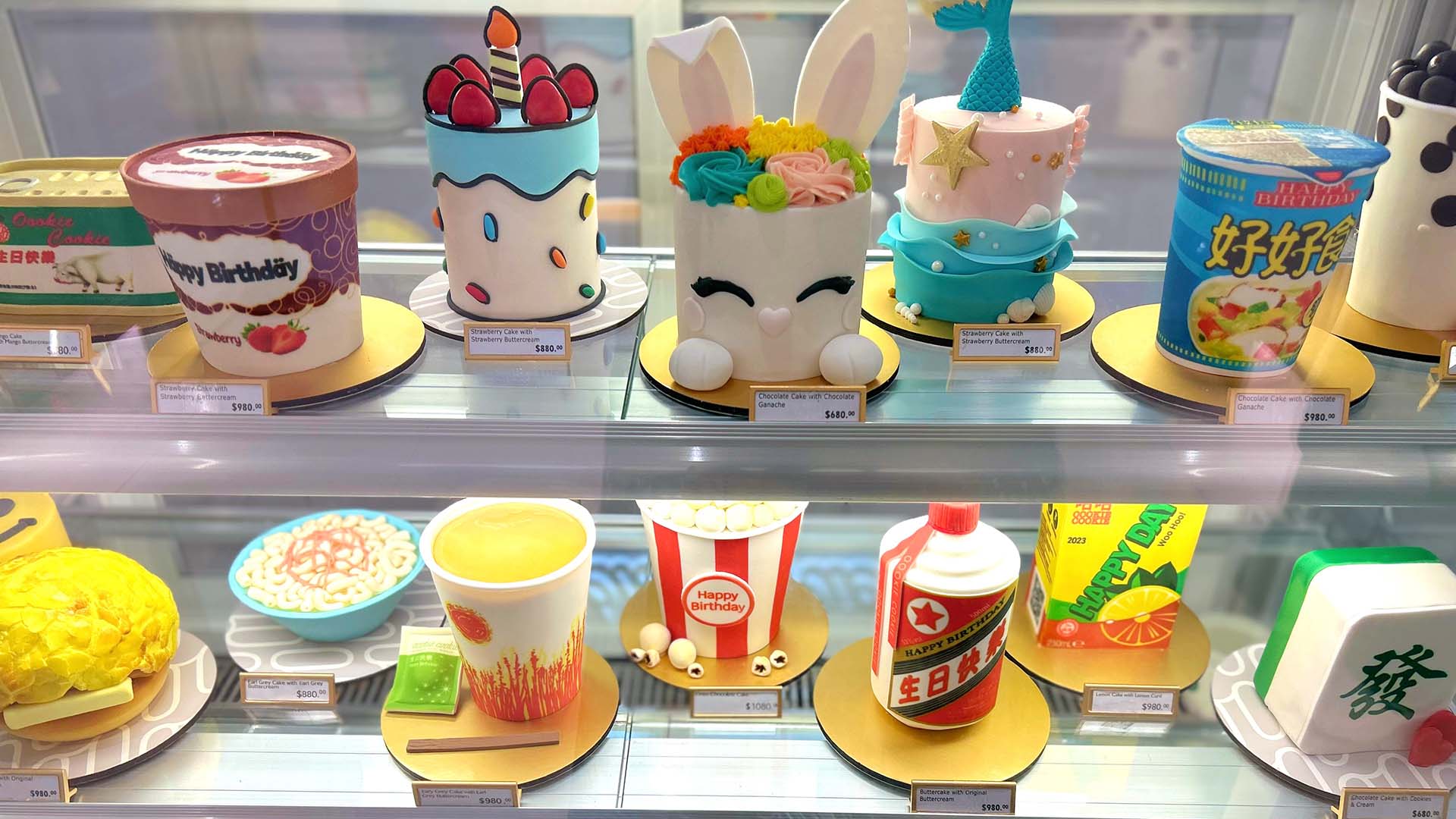 色彩缤纷、种类丰富的创意造型蛋糕。