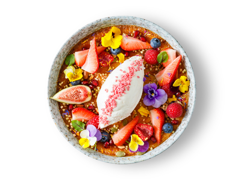 “The Art of Sweet”是一件可食用的精緻藝術品，香草奶冻配上新鲜水果及可食用鲜花，口感丰富。