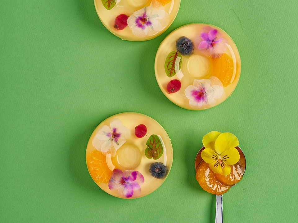 晶莹剔透的水信玄饼，加入应季鲜果和食用花，成为了精致的甜点。