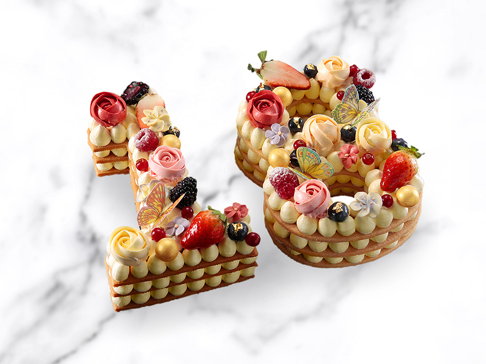 以水果和食用花装饰的Tony Wong 数字蛋糕。