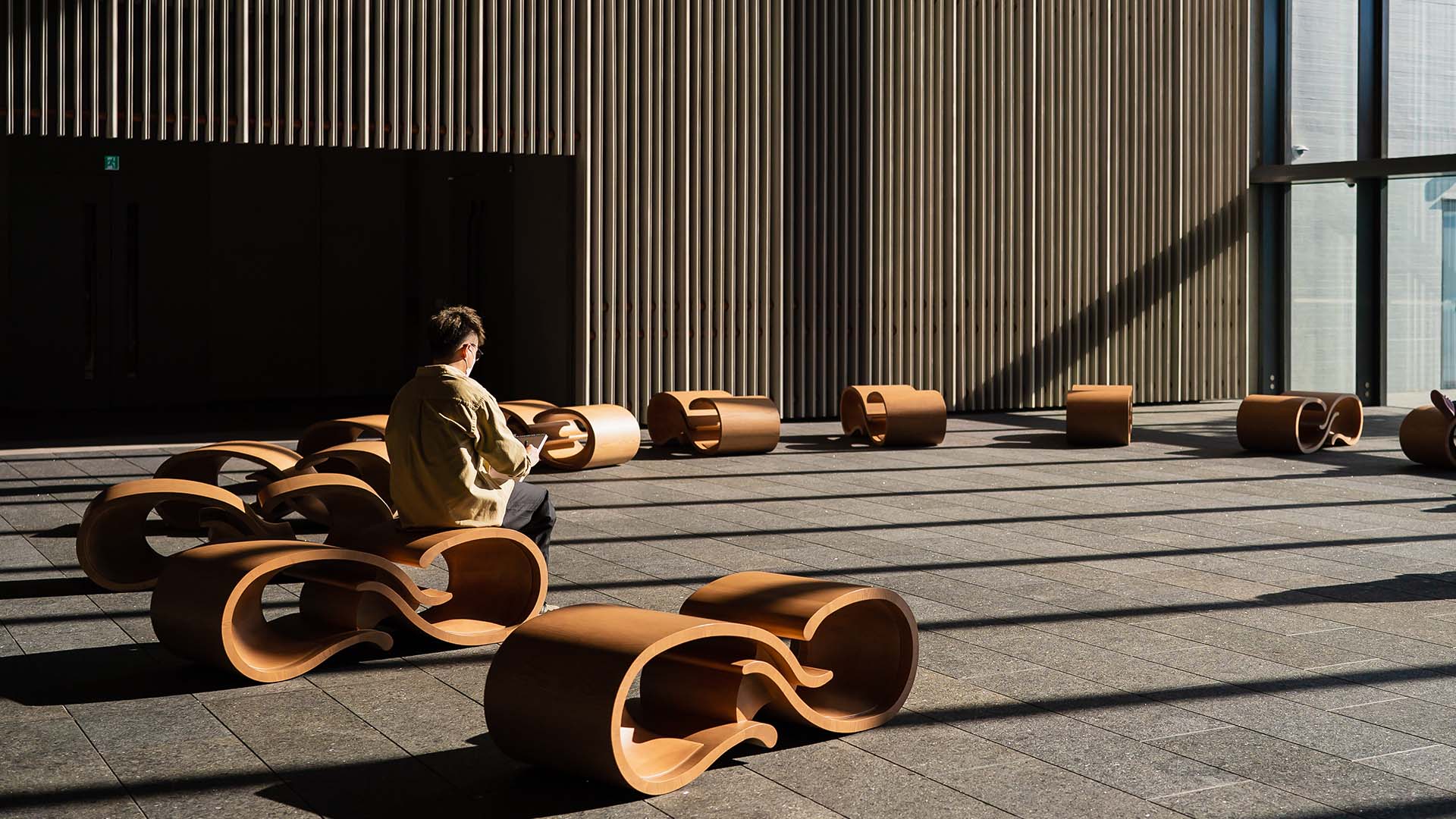 香港故宫有3个面向不同方位的中庭空间，并与户外空间相连。