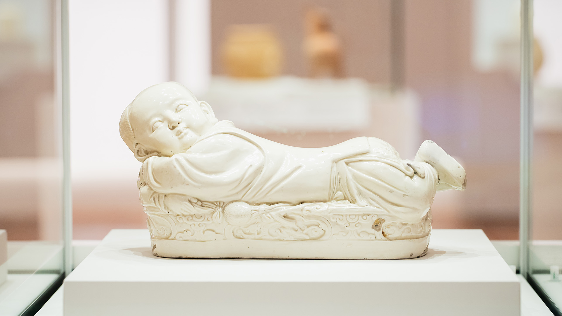 北宋白釉孩儿枕