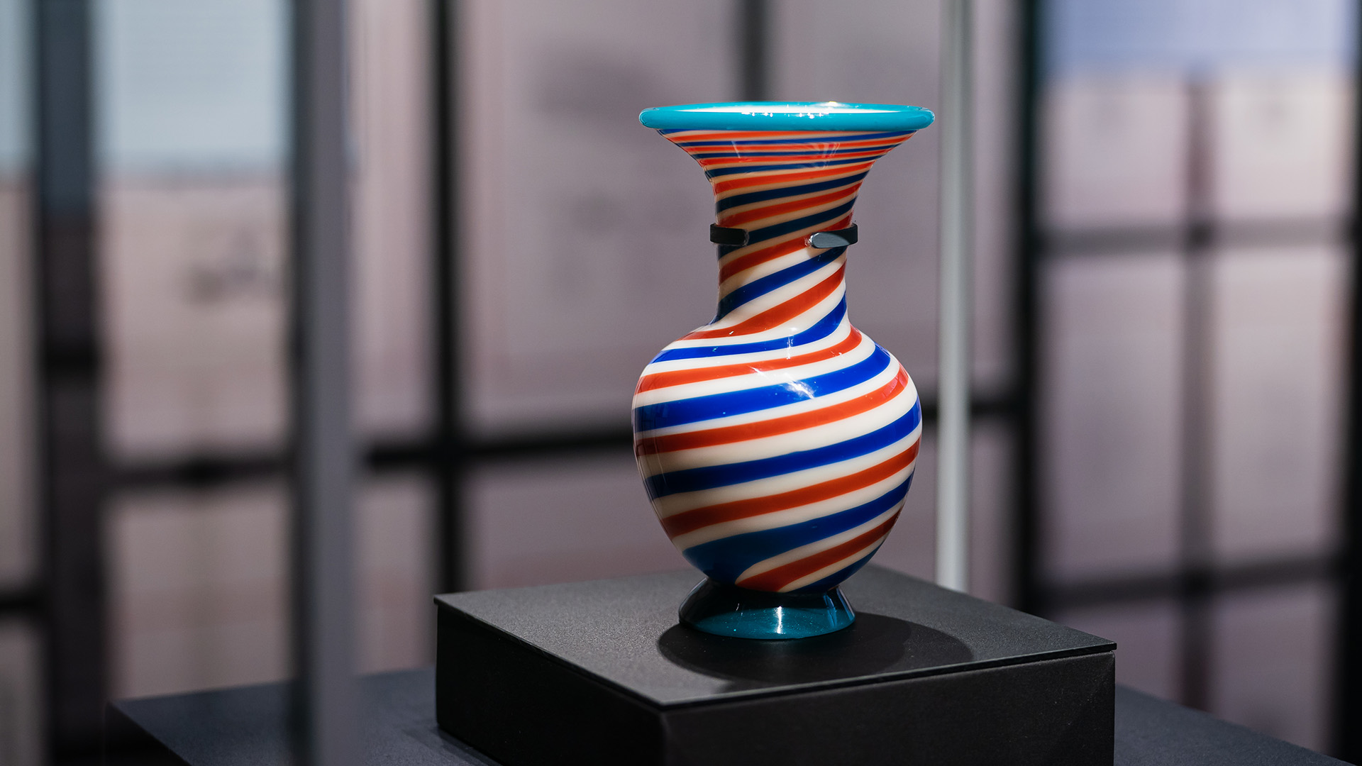 乾隆款彩色玻璃螺旋纹撇口瓶