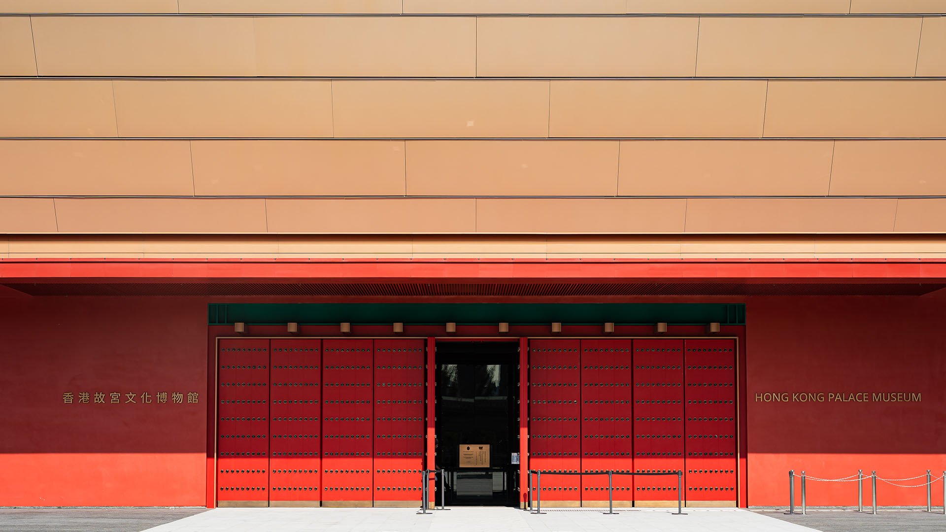 香港故宫正门采用紫禁城城墙的朱红色。