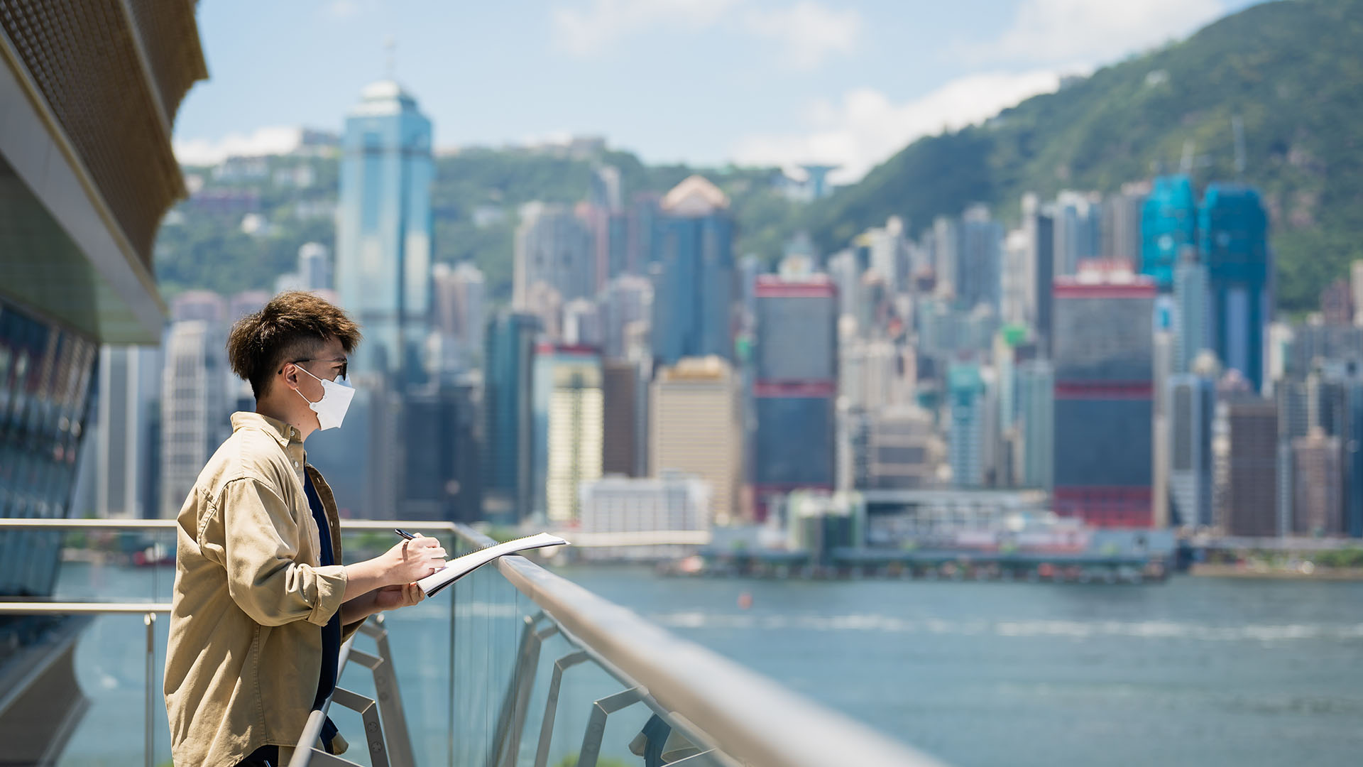 谭泽鸿希望带着画笔游历香港，手绘美食、建筑或城市风景。