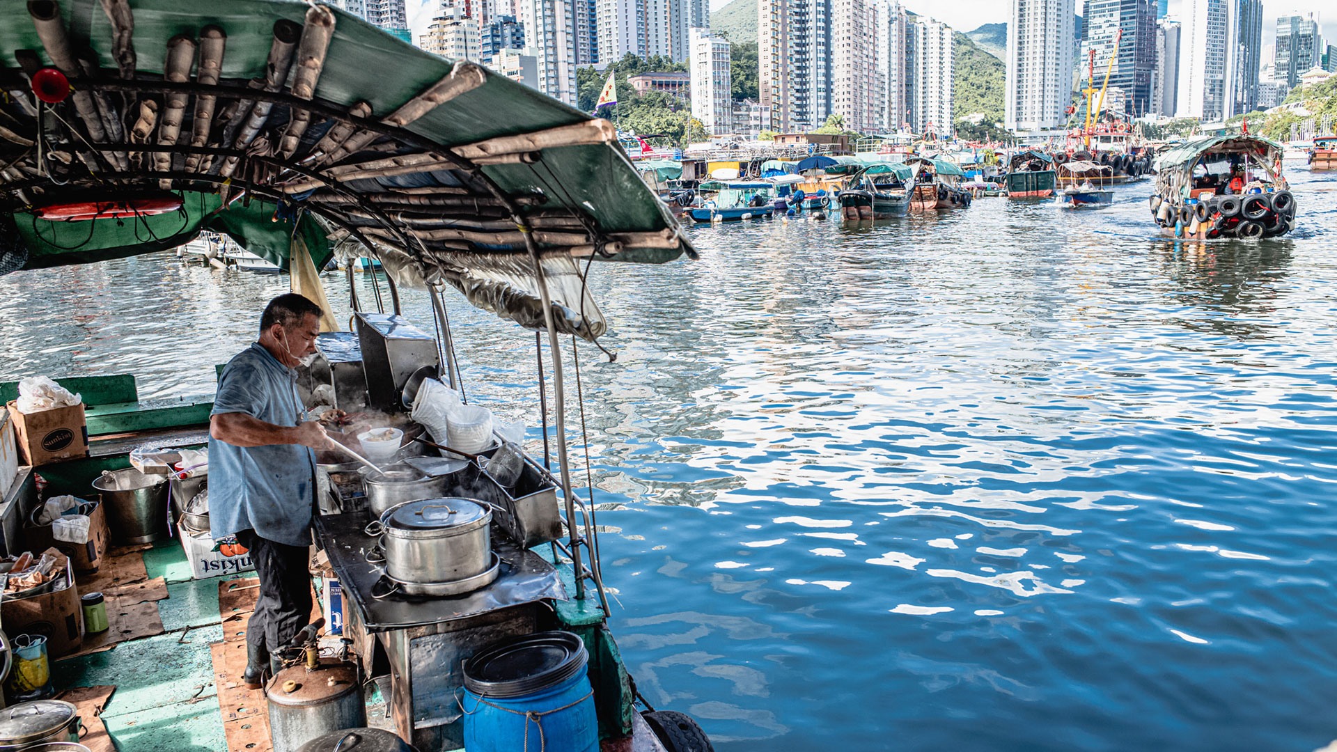 卖汤面的水上摊贩
