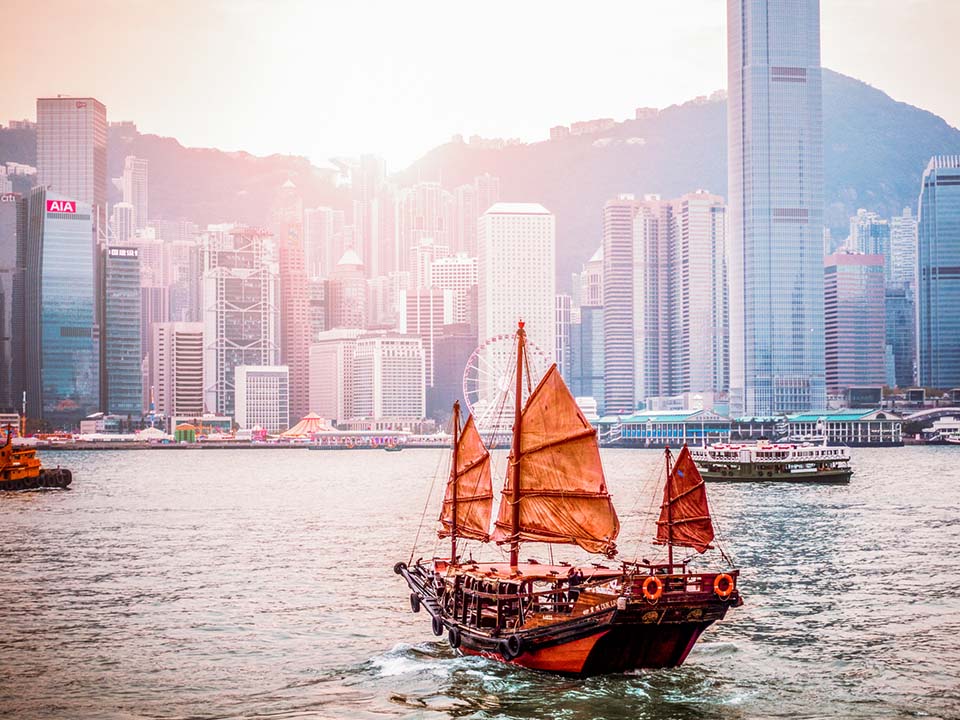 维多利亚港上的中式帆船