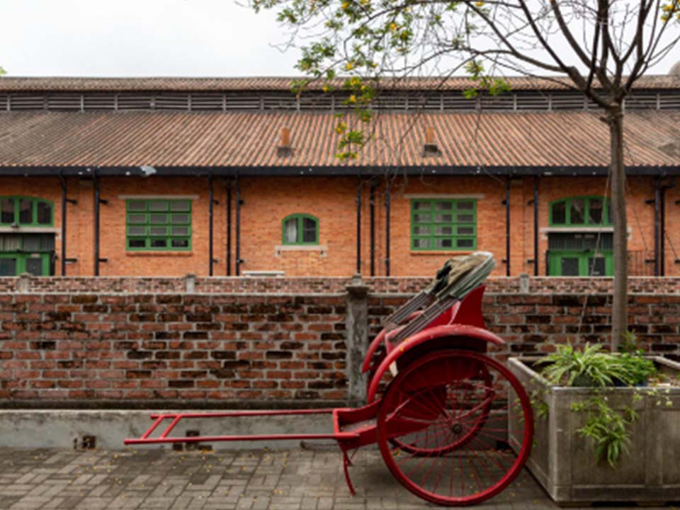 牛棚艺术村以其标志性的红砖建筑而闻名。