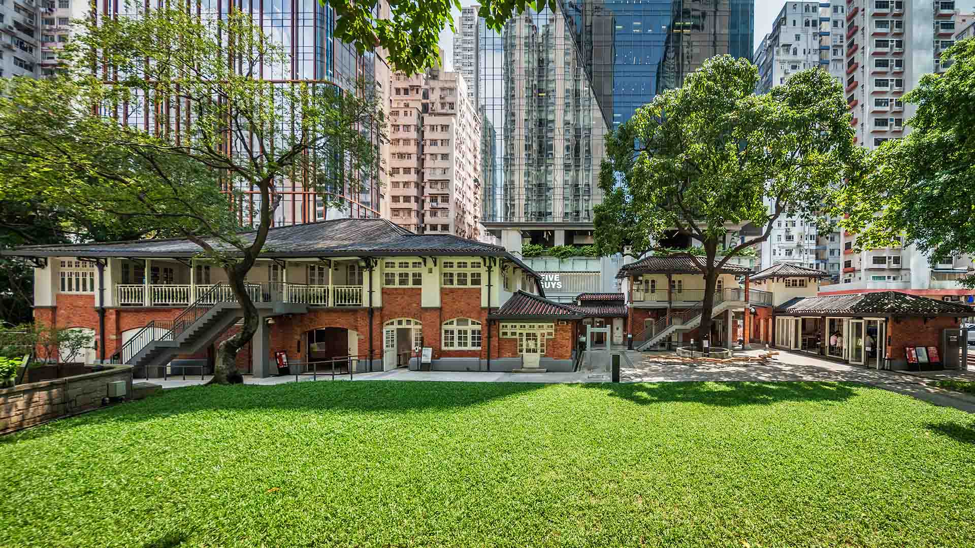 历史建筑中藏有不少艺术品。