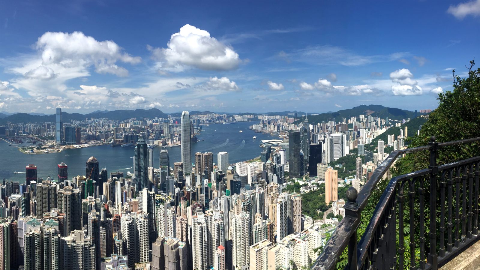 从太平山顶看香港的高楼大厦及维多利亚港景色。